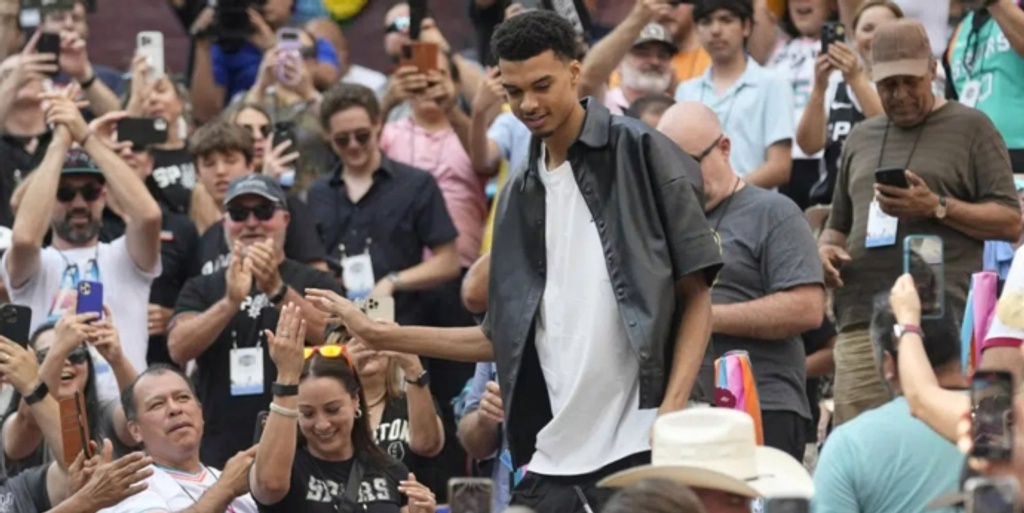 Spurs, fans welcome No. 1 pick Victor Wembanyama to San Antonio